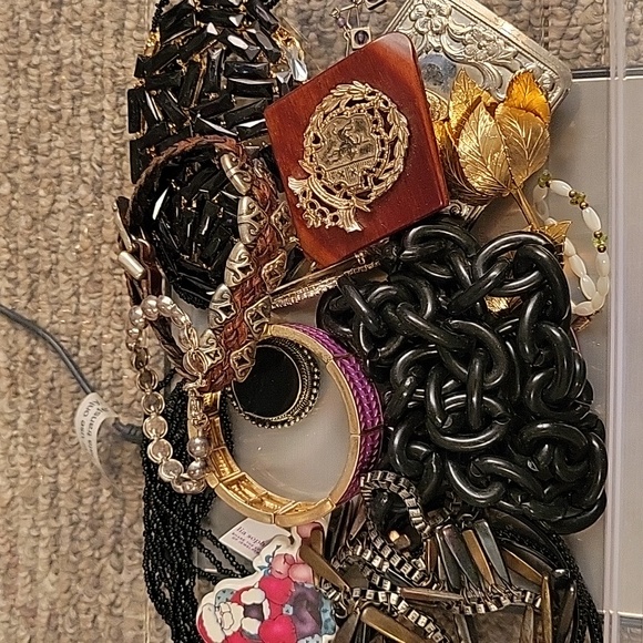 Lot of Broken Jewelry for Crafting - Picture 3 of 4